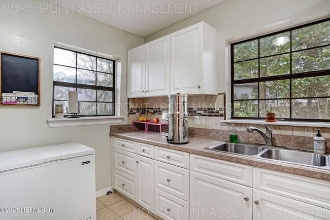 Building Photo - Cute 2BR 1BA Home w/ Stainless Kitchen • Fenced Yard in Jacksonville