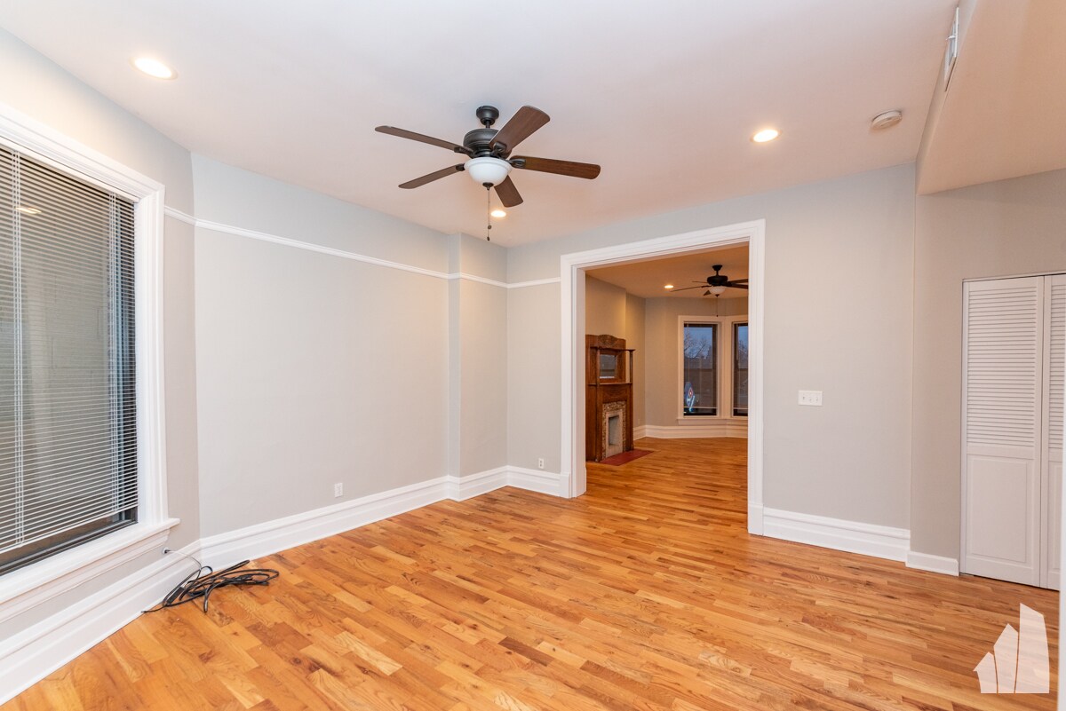 Building Photo - 1420 W Irving Park Rd