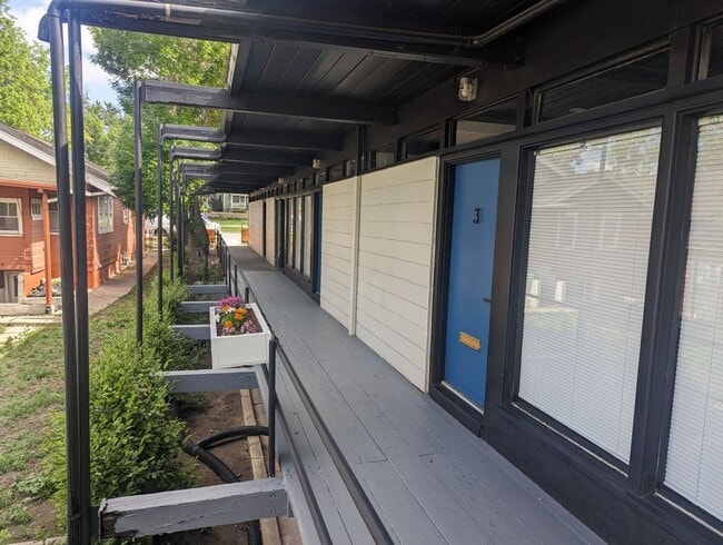 Building Photo - 833 E Platte Ave