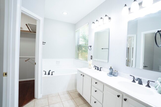 Building Photo - 1123 Woodley Bend