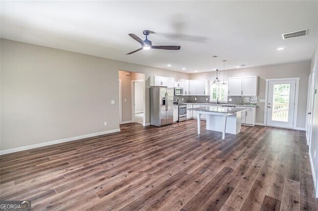 Building Photo - 215 Pinecone Ln