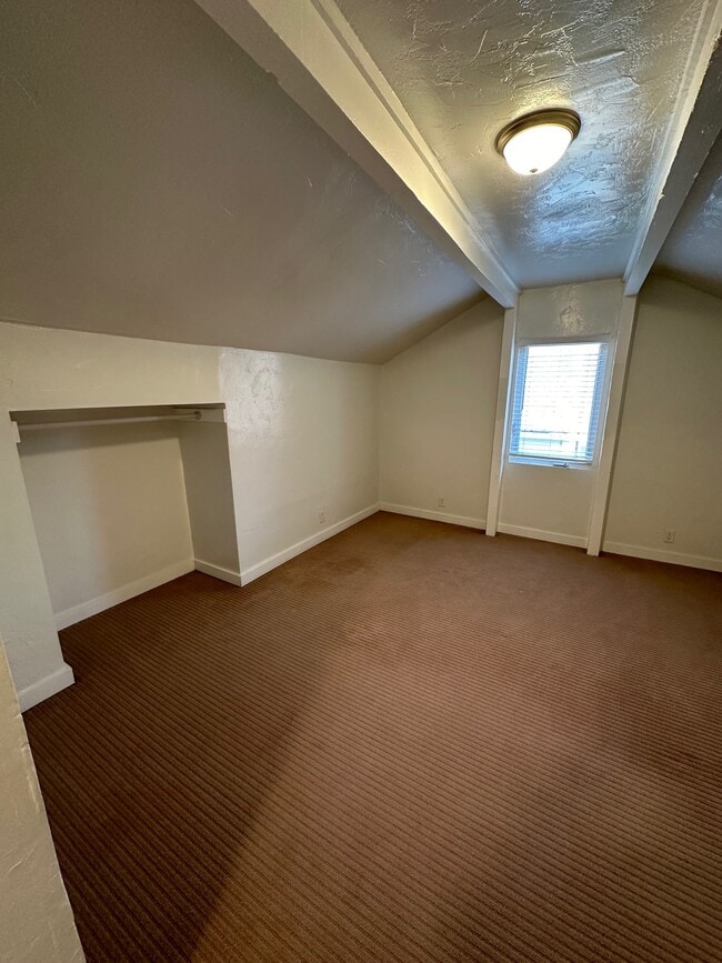 Building Photo - 617 S 10th Ave