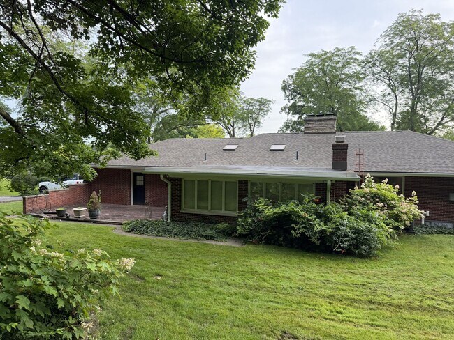 Building Photo - 926 Laurelwood Rd