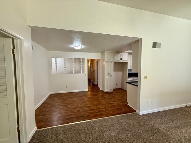 Building Photo - Single story home in established neighborhood!