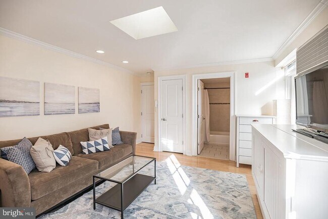 Building Photo - 1716 Pine St