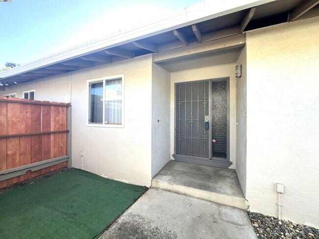 Building Photo - 584 Harvard Ave