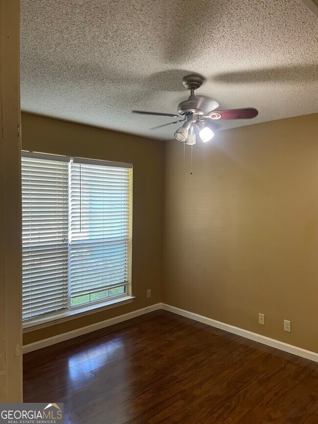 Building Photo - 108 Acorn Ct