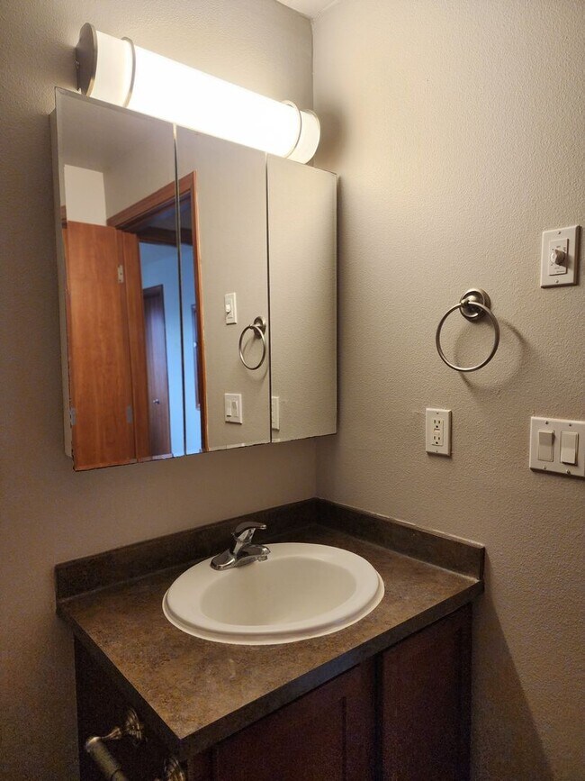 Building Photo - 2 Bedroom Townhouse in Newberg