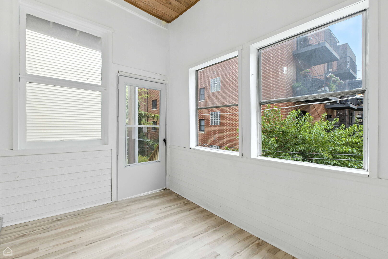 Building Photo - 909 W Addison St