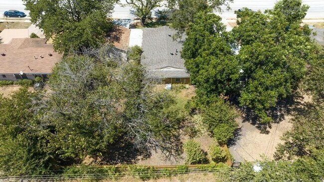 Building Photo - 2442 Oates Dr