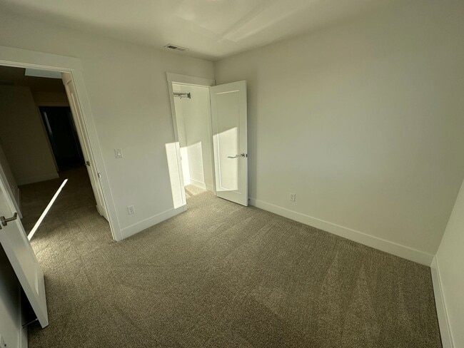 Building Photo - POOL & Clubhouse! 3 Bdrm, 2.5 Bath 1450 sq ft Townhouse, All Appliances, Gas Heat & A/C, Pet OK, ...