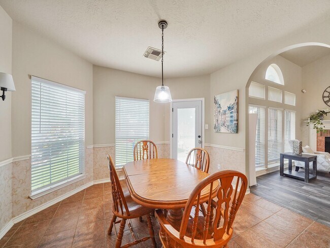 Building Photo - 719 Rock Springs Dr