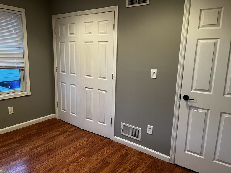 Building Photo - 280 S Boulevard