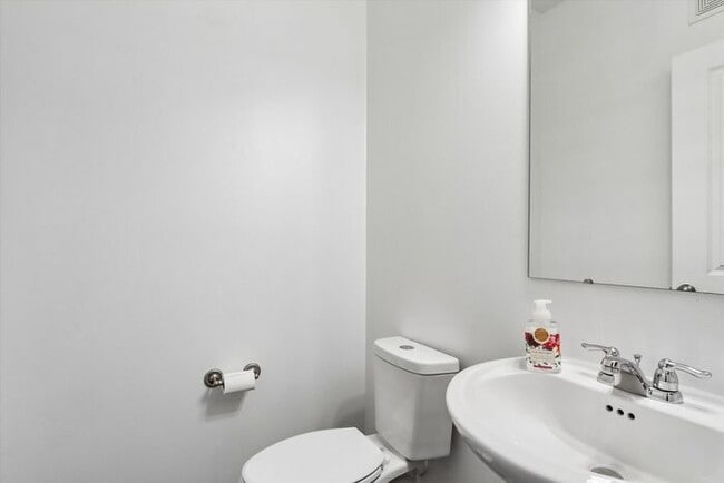 Building Photo - $2,000 | 3 Bedroom, 2.5 Bathroom Town Home | Pets Allowed | Available for August 1st Move-In!
