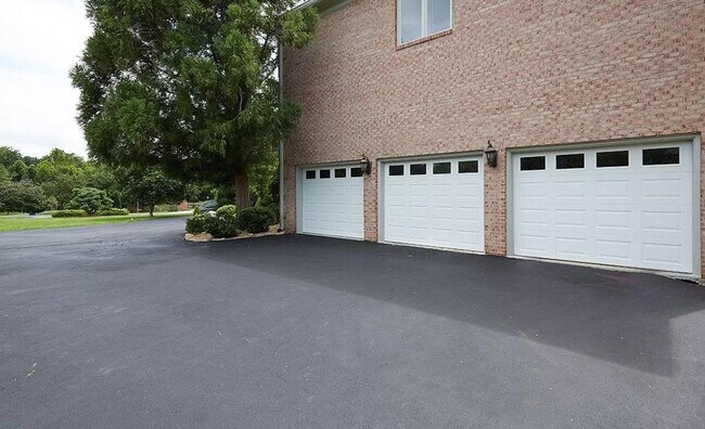 Building Photo - 9 Alloway Ct