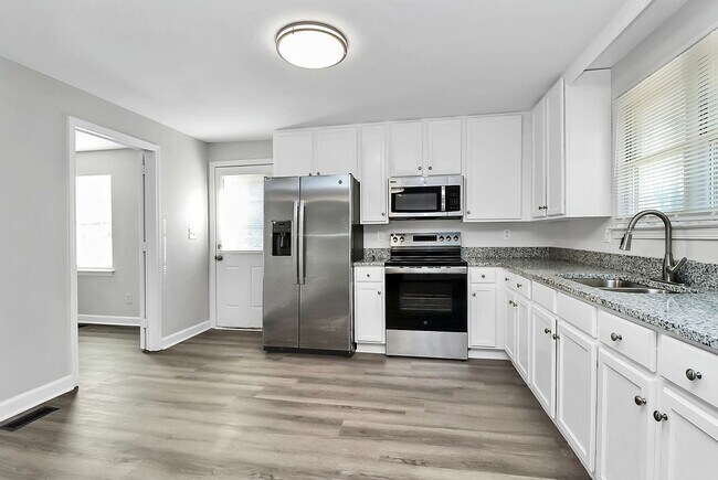 Building Photo - Newly renovated home - 3 Bed/2 Bath