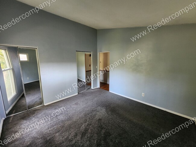 Building Photo - Spacious 3 bedroom 2 bathroom house Walkin...