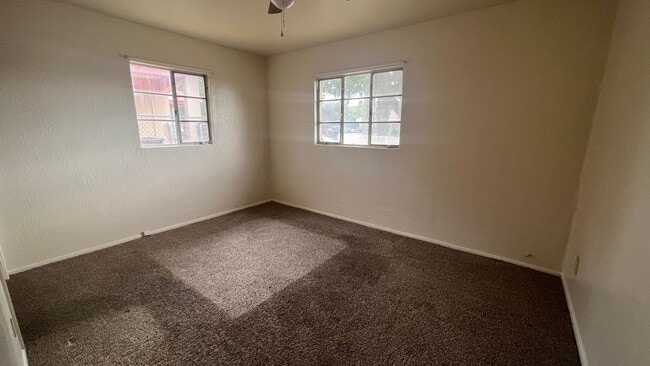 Building Photo - 3 Bedroom home with 1 Bathroom and Large Back yard