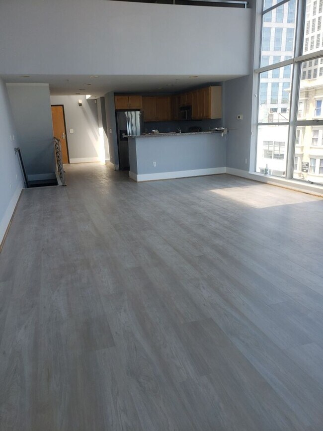 Building Photo - EPIC REA: Spacious Live/Work  Loft in SOMA with Rooftop Views