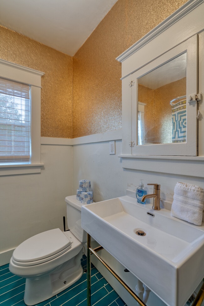 Building Photo - 2215 SE Powell Blvd