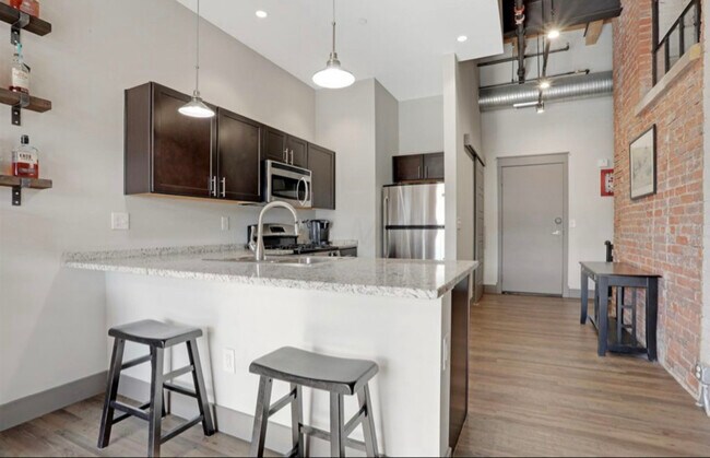 Building Photo - 570 S Front St