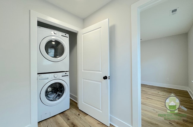 Building Photo - 7 Robin Hood Rd