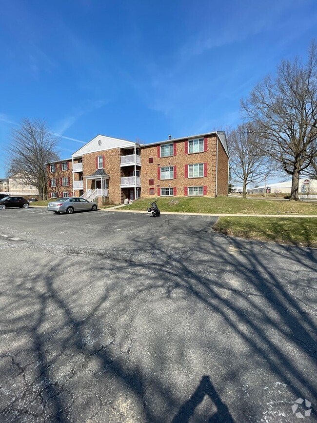 Building Photo - Main floor 2 bed 1 bath updated condo in C...