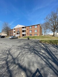 Building Photo - Main floor 2 bed 1 bath updated condo in C...