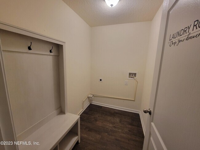 Building Photo - 7940 Meadow Walk Ln