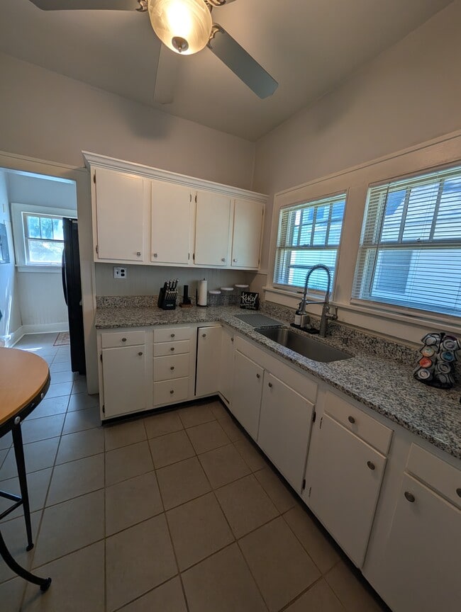 Building Photo - 1206 SW Plass Ave