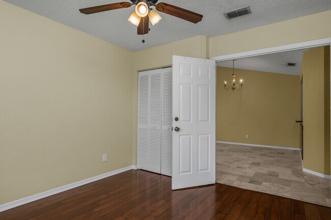 Building Photo - Berkshire Lakes, 2nd Floor, Corner Unit for Annual Lease