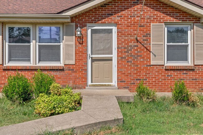 Building Photo - 3 Bedroom 2 Bath Dog Friendly Home For Rent Near Providence Blvd.