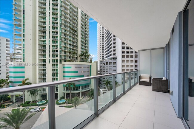 Building Photo - 1300 Brickell Bay Dr