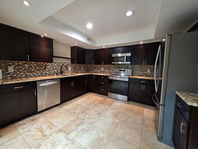 Building Photo - Spacious Townhome in The Trails
