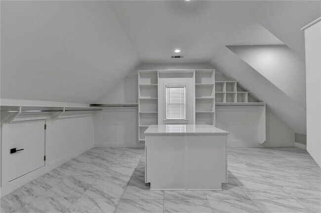 Building Photo - 960 Nours Cir SE