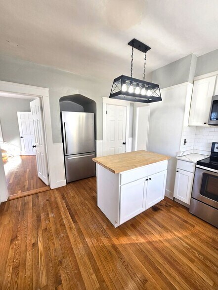 Building Photo - 98 Bradley St