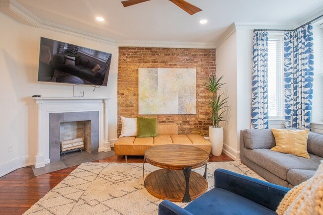 Building Photo - Stunning 2 BR/2 BA Condo in Dupont Circle!