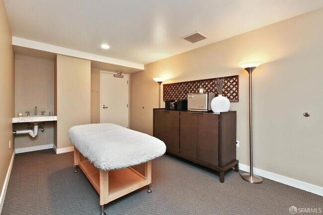 Building Photo - 333 Main St