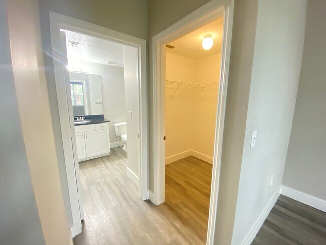 Building Photo - 1 Bedroom / 1 Bath Condo in Gated Community.