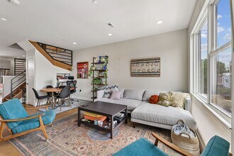 Building Photo - Gorgeous Upper Level 2BR/2.5BTH Condo with Rooftop Deck and Reserved Parking!