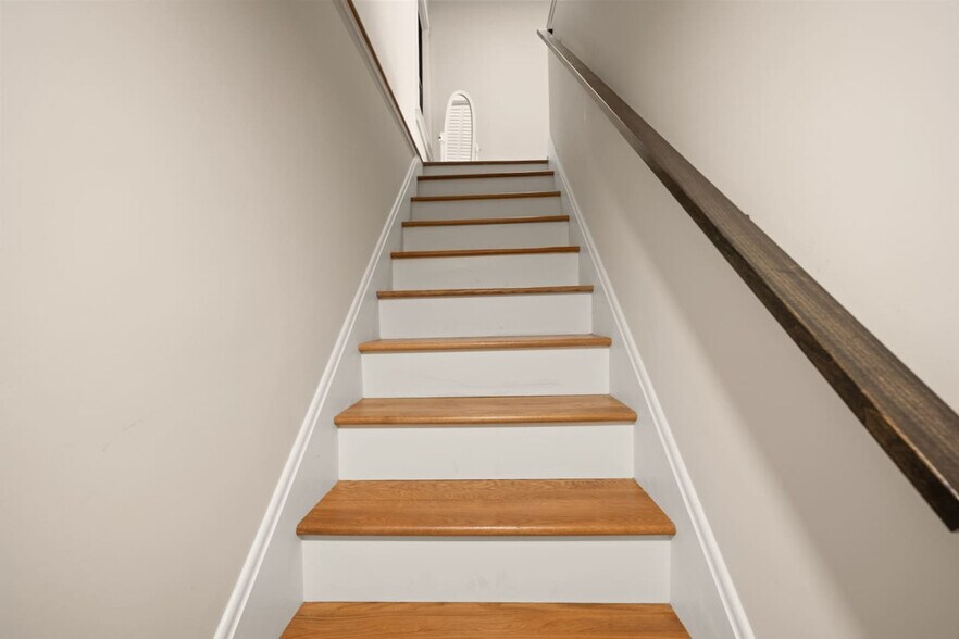 Building Photo - 1918 Vine St