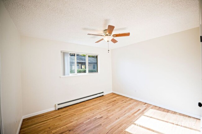 Building Photo - NEWLY REFRESHED CORNER UNIT - Beautiful 2b...