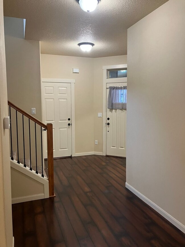 Building Photo - Beautiful Craftsman Style Home in Felida - 3 Bedroom/2.5 Bath - Available for showing on 3/30!