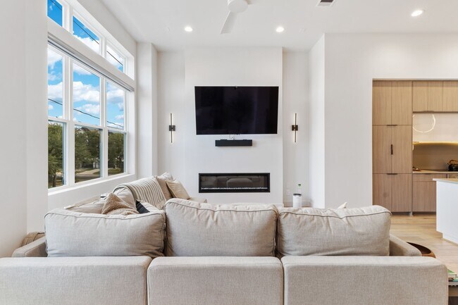 Building Photo - 1504 Ennis St