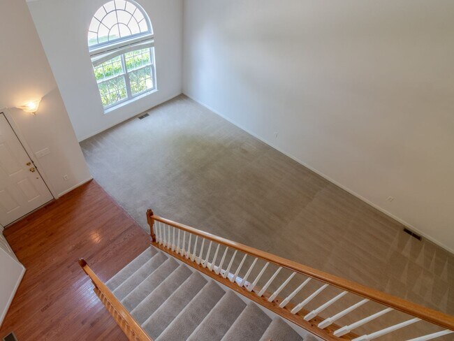 Building Photo - Spacious Unfurnished 3-BR, 2.5-BA year-rou...