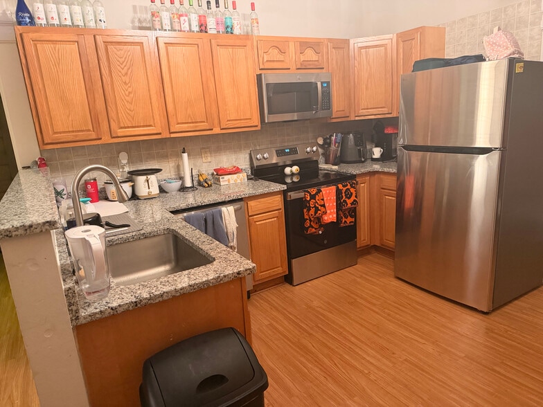 Building Photo - 178 W 8th Ave