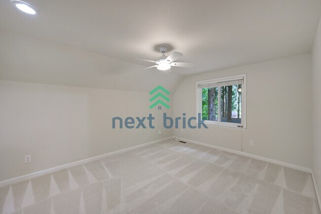 Building Photo - Spacious 5-Bedroom Haven with 3 Full Baths in Redmond – Your Dream Home Awaits!