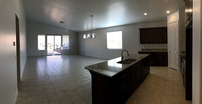 Building Photo - Beautiful like new home, 3 bedroom and 3 b...