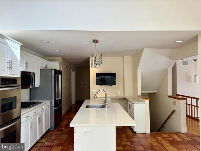 Building Photo - 8233 Fairview Rd