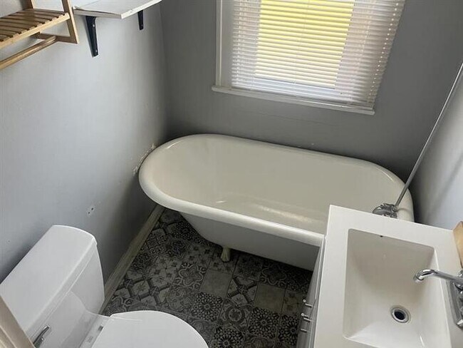 Building Photo - 3 Bedroom Near Irvington-Emerson Heights